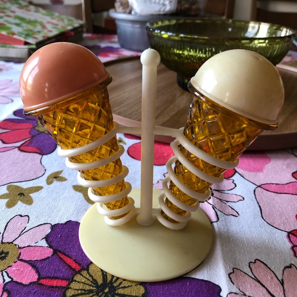 Vintage JSNY plastic ice cream cones🍦 salt and pepper shakers.